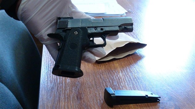 Policie dopadla mue, kter hrozil obsluze obchodu pistol. Skonil v psychiatrick lebn. (7.6.2018)