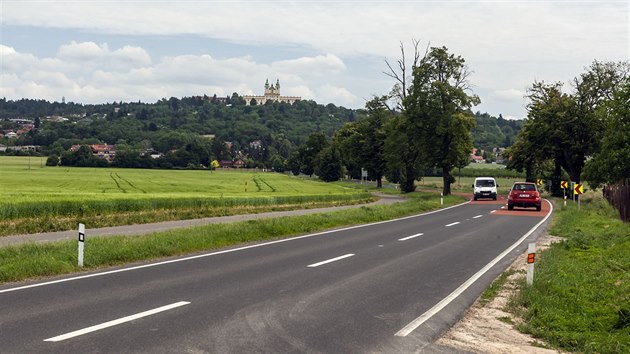 Pohled na poutn cestu lemovanou historickou alej, kter vede z Olomouce k bazilice na Svatm Kopeku.