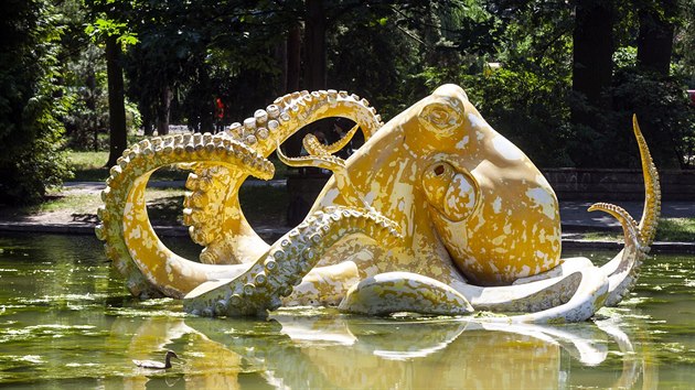 Jezrko v olomouckch Smetanovch sadech nabz netradin pohled, v rmci sochaskho festivalu Sculpture Line zde nyn "ije" estimetrov lut chobotnice, kter je dlem vtvarnka Viktora Palue.