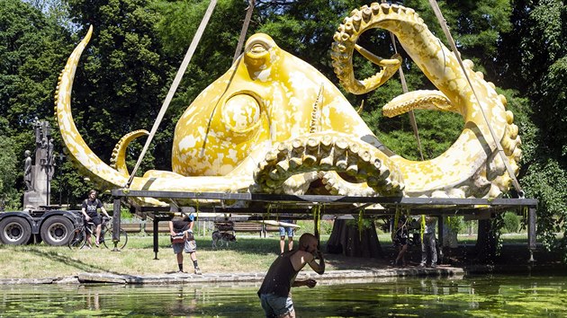 Jezrko v olomouckch Smetanovch sadech nabz netradin pohled, v rmci sochaskho festivalu Sculpture Line zde nyn "ije" estimetrov lut chobotnice, kter je dlem vtvarnka Viktora Palue.