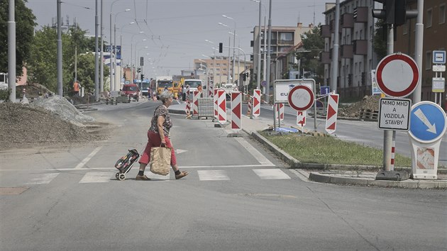 Dlouh ulice v Plzni se po rekonstrukci oteve pro vekerou dopravu. Ubylo zde jzdnch pruh, pibyla naopak parkovac msta. (30. 5. 2018)