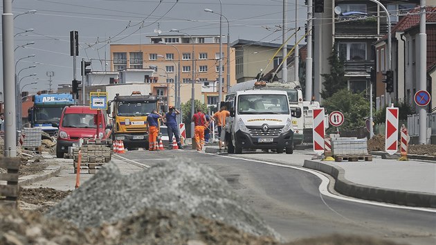 Dlouh ulice v Plzni se po rekonstrukci oteve pro vekerou dopravu. Ubylo zde jzdnch pruh, pibyla naopak parkovac msta. (30. 5. 2018)