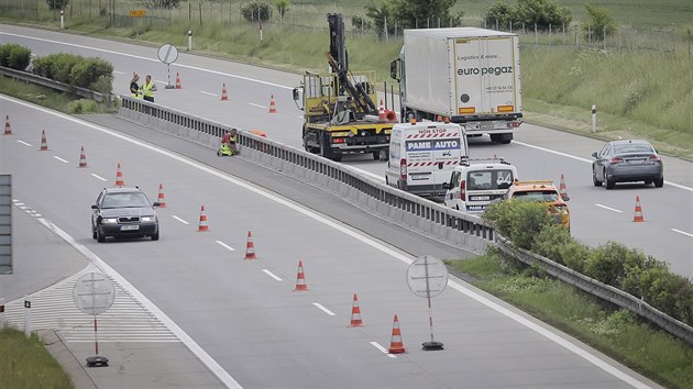 Dlnice D5 ve smru na Rozvadov se u 98. kilometru vyboulila. Kvli opravm bude provoz na nkolik dn sveden do protismru. (1. 6. 2018)