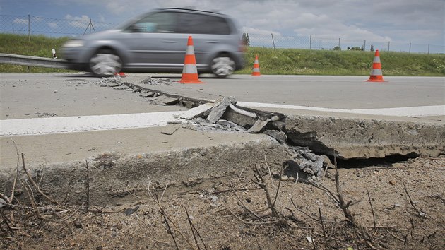 Dlnice D5 ve smru na Rozvadov se u 98. kilometru vyboulila. Kvli opravm bude provoz na nkolik dn sveden do protismru. (1. 6. 2018)