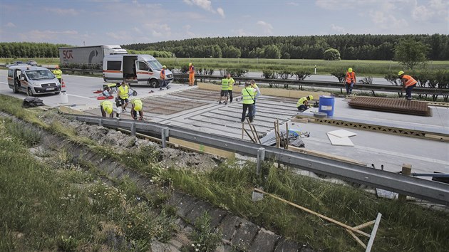 Voda napchala kody na dlnici D5 u Blatnice. Zatekla mezi betonov desky a ty se nadzvedly. Silnii slibuj, e zprovoznn seku bude jet o vkendu nebo na zatku ptho tdne. (5. 6. 2018)