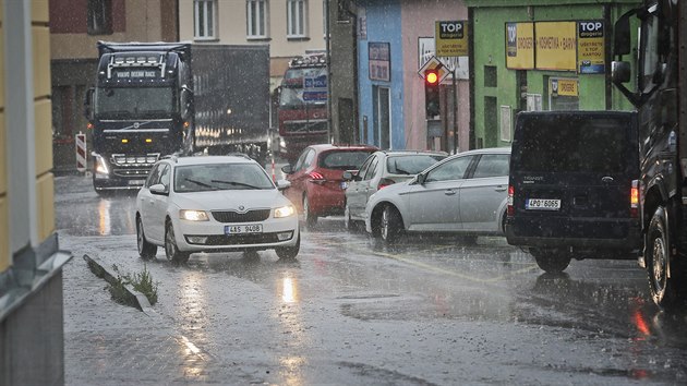 Dlouh kolony ve Stod na Plzesku. Ve mst se opravuje ti sta metr dlouh sek hlavn silnice. Vznikne zde i kruhov objezd. (24. 5. 2018)