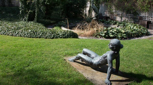 Ped asem zde stly bronzov sochy od Rodina a Maillola, kter se pesthovaly do Veletrnho palce a v zahrad je v roce 1995 nahradily sochy z modern sbrky Nrodn galerie.