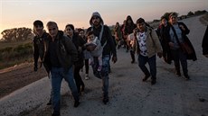 Kurdští běženci se syrského regionu Afrín nedaleko hraniční řeky Evros, která... Kurdští běženci se syrského regionu Afrín nedaleko hraniční řeky Evros, která...