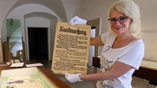 Kurátorka výstavy Jana Kolouchová ukazuje vyhlášku, kterou 2. listopadu 1918... Kurátorka výstavy Jana Kolouchová ukazuje vyhlášku, kterou 2. listopadu 1918...