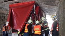 Řidič se zasekl pod viaduktem, vyprostili ho hasiči. (6. června 2018) Řidič se zasekl pod viaduktem, vyprostili ho hasiči. (6. června 2018)
