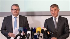 Ministr dopravy Dan Ťok (vlevo) a premiér Andrej Babiš na tiskové konferenci na... Ministr dopravy Dan Ťok (vlevo) a premiér Andrej Babiš na tiskové konferenci na...