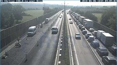 Na dálnici D1 ve směru z Prahy na Brno se tvoří dlouhé kolony. Na dálnici D1 ve směru z Prahy na Brno se tvoří dlouhé kolony.