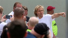 Pavel Nedvěd se baví s fanoušky před zápasem I.B třídy mezi FK Skalnou a... Pavel Nedvěd se baví s fanoušky před zápasem I.B třídy mezi FK Skalnou a...