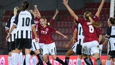 Fotbalistky AC Sparta Praha slaví titul, v závěrečném kole porazily Plzeň.... Fotbalistky AC Sparta Praha slaví titul, v závěrečném kole porazily Plzeň....