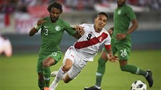 Paolo Guerrero z Peru (v bílém) utíká s míčem v zápase se Saudskou Arábií Paolo Guerrero z Peru (v bílém) utíká s míčem v zápase se Saudskou Arábií