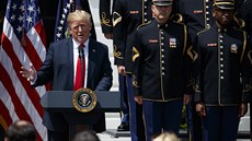 Prezident USA Donald Trump zrušil pozvání do Bílého domu pro vítěze NFL i NBA. Prezident USA Donald Trump zrušil pozvání do Bílého domu pro vítěze NFL i NBA.