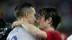 DĚKUJU. Tomáš Rosický se objímá s Robinem van Persiem, prožil s ním v Arsenalu... DĚKUJU. Tomáš Rosický se objímá s Robinem van Persiem, prožil s ním v Arsenalu...