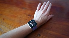 Chytré hodinky Fitbit Versa vypadají dobe i na subtilní ruce