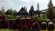 Zatím jsou díly lanovky složené na hromadě. Až se poskládají, dočkají se už v... Zatím jsou díly lanovky složené na hromadě. Až se poskládají, dočkají se už v...
