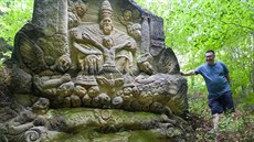 Reliéf Nejsvětější Trojice v osadě Třídomí nedaleko Mařeniček. V 18. století je... Reliéf Nejsvětější Trojice v osadě Třídomí nedaleko Mařeniček. V 18. století je...