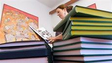 Lena Mlejnková s výběrem semilských kronik z posledních let . Lena Mlejnková s výběrem semilských kronik z posledních let .