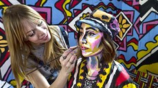 BAREVNÁ MASKA. Americká umělkyně Alexa Meadová maluje na obličej modelky v... BAREVNÁ MASKA. Americká umělkyně Alexa Meadová maluje na obličej modelky v...