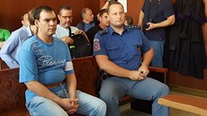 Zdeněk Bureš (vlevo) sedí v soudní síni, kde čeká na rozsudek za vraždu své... Zdeněk Bureš (vlevo) sedí v soudní síni, kde čeká na rozsudek za vraždu své...