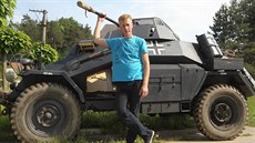 Ředitel Vojenského muzea v Chuchelné Kamil Himler s německým kolovým průzkumným... Ředitel Vojenského muzea v Chuchelné Kamil Himler s německým kolovým průzkumným...