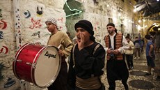 Palestinští bubeníci o ramadánu časně ráno budí věřící, aby se stihli před... Palestinští bubeníci o ramadánu časně ráno budí věřící, aby se stihli před...