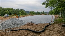 Firma staví tenisový kurt v Dobré Vodě. Součástí areálu mají být další... Firma staví tenisový kurt v Dobré Vodě. Součástí areálu mají být další...