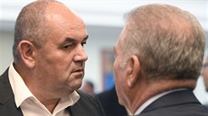 Jablonecký šéf Miroslav Pelta (vlevo) během valné hromady fotbalové asociace. Jablonecký šéf Miroslav Pelta (vlevo) během valné hromady fotbalové asociace.