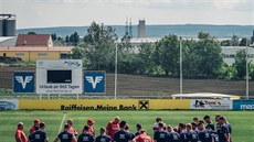 Trenér fotbalové reprezentace Karel Jarolím promlouvá k hráčům před tréninkem... Trenér fotbalové reprezentace Karel Jarolím promlouvá k hráčům před tréninkem...