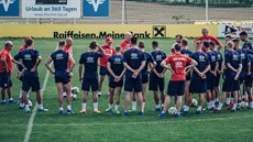 Trenér fotbalové reprezentace Karel Jarolím promlouvá k hráčům během rakouského... Trenér fotbalové reprezentace Karel Jarolím promlouvá k hráčům během rakouského...