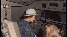 Královna Albta II. v kokpitu makety raketoplánu v továrn Rockwellu