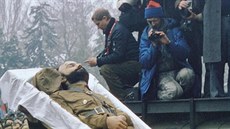 Tři sestry u kořene masové mobilizace postmoderních válek: vypjaté emoce,... Tři sestry u kořene masové mobilizace postmoderních válek: vypjaté emoce,...