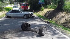 Při nehodě se ze staršího citroenu vysypalo několik součástek a dílů. Řidič po... Při nehodě se ze staršího citroenu vysypalo několik součástek a dílů. Řidič po...