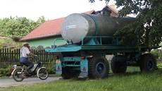 V brtnické místní části Jestřebí musí lidé pro vodu k přistaveným cisternám.... V brtnické místní části Jestřebí musí lidé pro vodu k přistaveným cisternám....