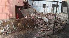 Na Přihrádku v Pardubicích došlo při výkopových pracích k sesuvu schodišťové... Na Přihrádku v Pardubicích došlo při výkopových pracích k sesuvu schodišťové...