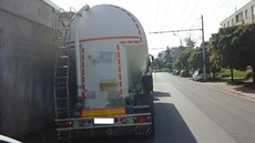Řidič cisterny zaparkoval u věznice takovým způsobem, že nastaly obavy o útěk... Řidič cisterny zaparkoval u věznice takovým způsobem, že nastaly obavy o útěk...