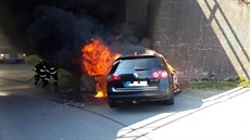 Muž běžící kolem vytáhl zraněného řidiče těsně předtím, než auto zachvátily... Muž běžící kolem vytáhl zraněného řidiče těsně předtím, než auto zachvátily...