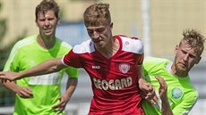 Chrudimský Daniel Vašulín si kryje míč. Chrudimský Daniel Vašulín si kryje míč.