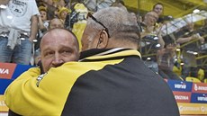Vedoucí týmu Miroslav Rykl objímá šéfa litvínovské lavičky Jiřího Šlégra po... Vedoucí týmu Miroslav Rykl objímá šéfa litvínovské lavičky Jiřího Šlégra po...