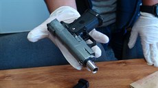 Policie dopadla muže, který hrozil obsluze obchodu pistolí. Skončil v... Policie dopadla muže, který hrozil obsluze obchodu pistolí. Skončil v...