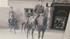Takřka na všech jezdeckých fotografiích se Josef Krejčík objeví. Zde v... Takřka na všech jezdeckých fotografiích se Josef Krejčík objeví. Zde v...