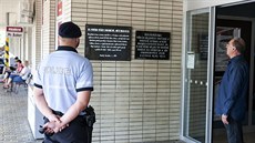 Pamětní deska nově na prostějovském vlakovém hlavním nádraží připomíná oběti... Pamětní deska nově na prostějovském vlakovém hlavním nádraží připomíná oběti...