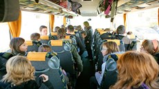 Školní výlet v moderním autobuse s bezpečnostními pásy Školní výlet v moderním autobuse s bezpečnostními pásy