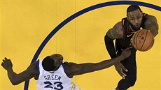LeBron James (vpravo) z Clevelandu zakončuje přes Draymonda Greena z Golden... LeBron James (vpravo) z Clevelandu zakončuje přes Draymonda Greena z Golden...