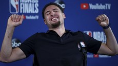 Klay Thompson z Golden State hodnotí druhé finále NBA s úsměvem. Klay Thompson z Golden State hodnotí druhé finále NBA s úsměvem.