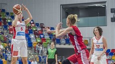 Česká křídelnice Karolína Elhotová (6) střílí na chorvatský koš, sleduje ji... Česká křídelnice Karolína Elhotová (6) střílí na chorvatský koš, sleduje ji...