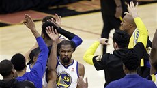 Kevin Durant (v bílém) z Golden State je oslavován spoluhráči v koncovce... Kevin Durant (v bílém) z Golden State je oslavován spoluhráči v koncovce...
